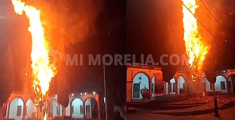 Por presunto uso de pirotecnia se incendia árbol frente a la presidencia de Santa Ana Maya [VIDEO]