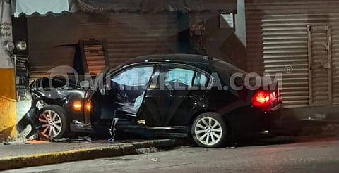 BMW queda incrustado en fachada de “King Pollo” en La Piedad