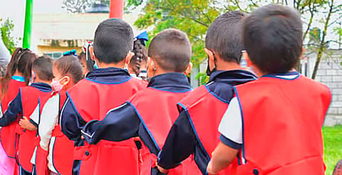 Niños con caries, vista dañada y sin atención médica ni mental