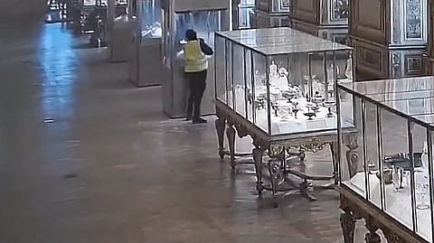 VIDEO: Revelan cómo robaron joyas del Louvre a plena luz del día
