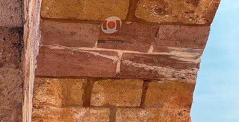 En puerta la restauración de un arco dañado del Acueducto