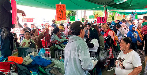 Entre montañas de ropa, morelianos buscan qué vestir en la paca del tianguis de La Feria