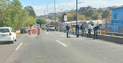 Camioneta pierde carga de vidrio y paraliza tramo en Libramiento Norte de Morelia