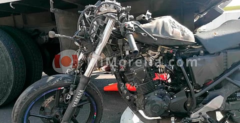 Muere motociclista tras chocar contra grúa sobre el puente Paso Catrinas, Morelia