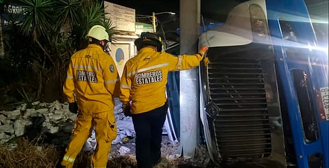 Vuelca camión cargado de papayas en Morelia; conductor resultó herido