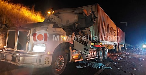 Dos fallecidos tras colisión de tres camiones en la Siglo XXI 