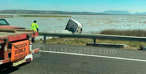 Muere hombre tras choque contra tractocamión en carretera sobre el lago de Cuitzeo