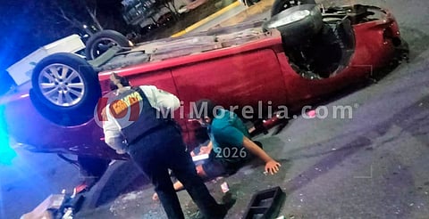 Volcadura en el Periférico de Morelia deja un hombre lesionado