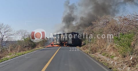 Bloqueos y quema de vehículos en distintos puntos de Michoacán y Jalisco, tras operativo Tapalpa