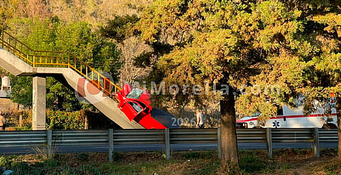 Fuera de control, camioneta termina sobre escaleras de puente peatonal 