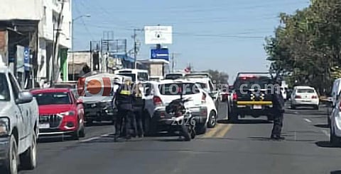 Chocan dos vehículos en la desviación a San Juanito Itzícuaro