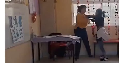 VIDEO: madre golpea a maestra de preescolar; niños la acusaron de maltratarlos