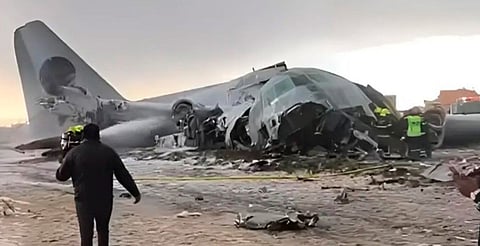Se desploma avión militar cargado de billetes en Bolivia; policía dispersa rapiña [VIDEO]