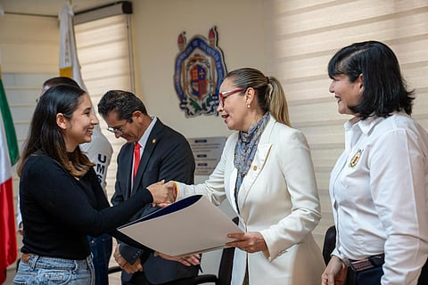  Encabeza rectora Yarabí Ávila tercera entrega masiva de títulos a egresados de la UMSNH