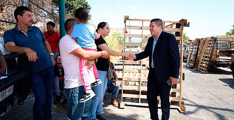 Diputado Vicente Gómez entrega enseres a familias del Distrito XIX