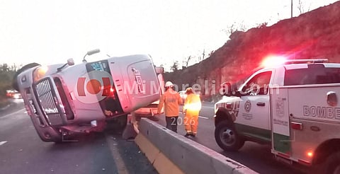 Vuelca tractocamión aguacatero en la carretera Morelia-Pátzcuaro