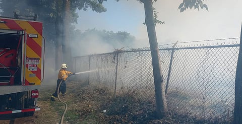 Atienden quema de pastizal en Uruapan 