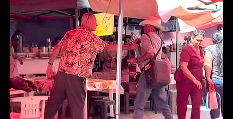 Extranjero intenta callar a músico y locatarios lo enfrentan [VIDEO]