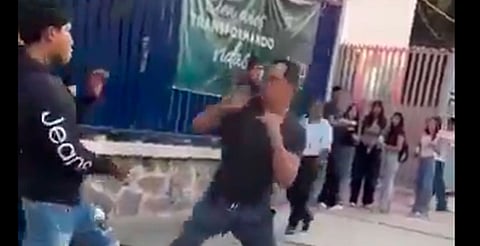 Video: padre golpea a joven afuera de preparatoria de la UdeG 