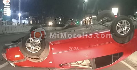Vuelca automóvil en lo alto del Distribuidor Vial de Salida a Quiroga