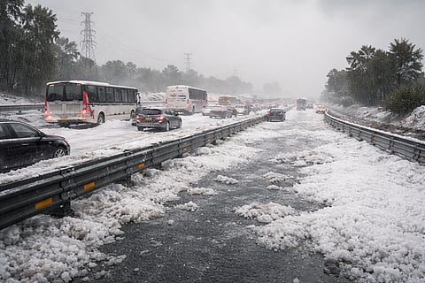 Granizada pinta de blanco la México-Pachuca y deja inmóviles a cientos