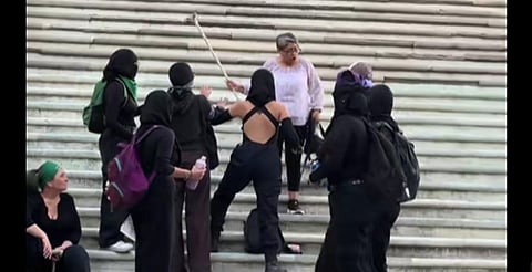 Maestra ahuyenta a feministas que querían pintar la Universidad de Guanajuato 