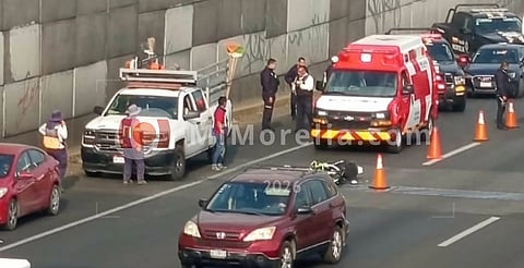 Motociclista se accidenta en Morelia y termina en hospital; no saben quién es
