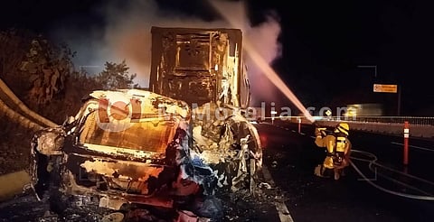 Tractocamión es consumido por el fuego en la Siglo XXI tras falla mecánica