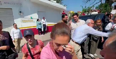 Pican accidentalmente el ojo a Claudia Sheinbaum durante saludo en Nayarit