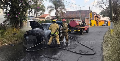Incendio de vehículo moviliza a bomberos en Purépero; no hay personas lesionadas
