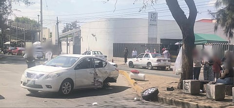 Accidente vehicular en Camelinas, frente a clínica del IMSS en Morelia