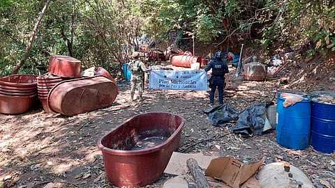 Más de 400 tambos con químicos son asegurados en laboratorio clandestino en Arteaga