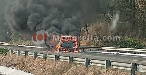 Camioneta se incendia sobre la autopista Siglo XXI, en Michoacán 