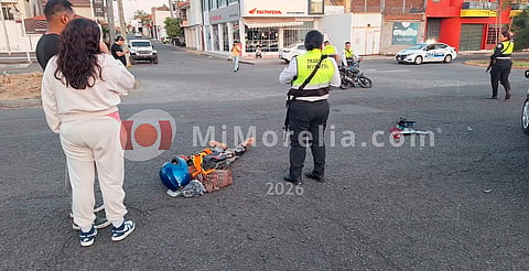 Motociclista herido tras choque contra auto en el Paseo de la Revolución de Uruapan