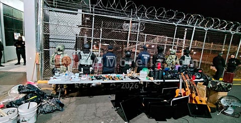 Encuentran droga, celulares y armas tras revisión en penal de Uruapan