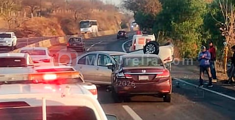 Choque múltiple y volcadura en la Morelia-Salamanca