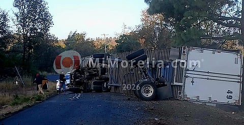 Chofer herido tras volcadura de tráiler en la carretera Uruapan–Paracho
