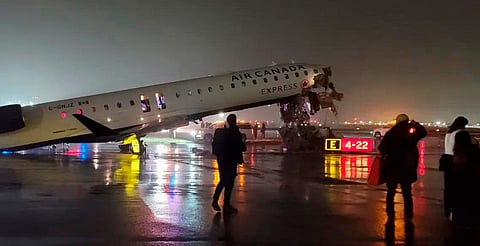 Avión choca con camión de bomberos en aeropuerto de Nueva York; reportan muertos