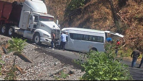 Preliminar: fuerte choque en la Uruapan-Gabriel Zamora deja heridos