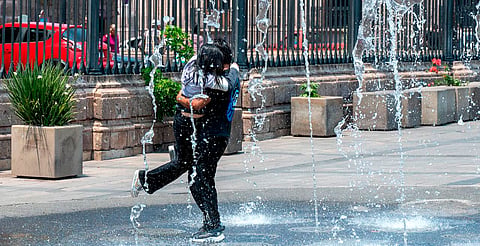 Con este calor, nadie se resiste a los chorros de agua de las fuentes danzantes