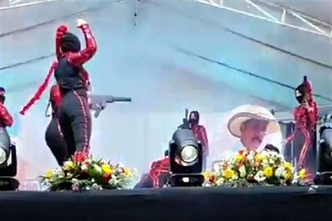 Coreografía con armas falsas en Cobaem genera debate en Michoacán
