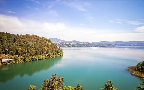 Están vaciando Lago de Zirahuén: denuncian extracción de 50 pipas diarias y siembras ilegales