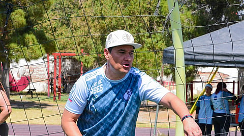 Hospitalizan de emergencia a al exfutbolista Moisés Muñoz