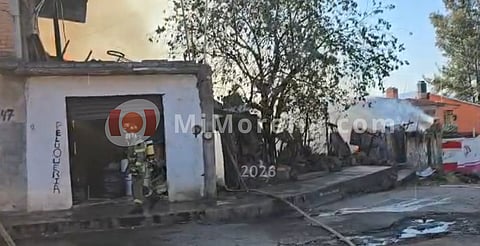 Incendio en vivienda de La Esperanza moviliza a bomberos Morelia; hay dos personas atendidas
