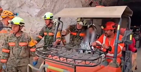 Tras 14 días, logran rescatar a minero en Sinaloa; continúa búsqueda de otro trabajador