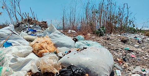 Basurero clandestino crece a dos cuadras del Periférico, en la colonia El Lago 1