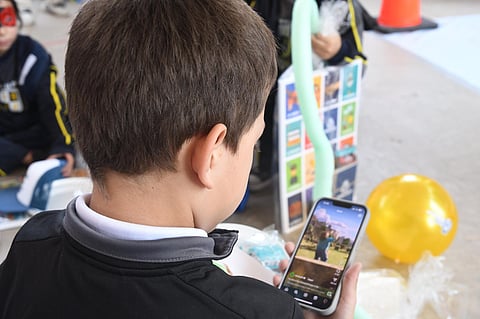 CEDH respalda regulación del uso de celulares en escuelas