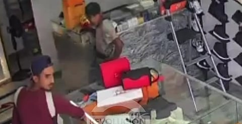 "Ratas" se prueban lo que se van a robar, en Morelia; quería ir a la segura
