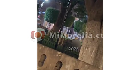 Denuncia ciudadana: indigna acto sexual en plaza de Morelia; "qué descarada es la gente"
