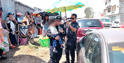 Morelia: deja a su hijo de 3 años encerrado en auto por ir a buscar boletos para ‘El Buki’